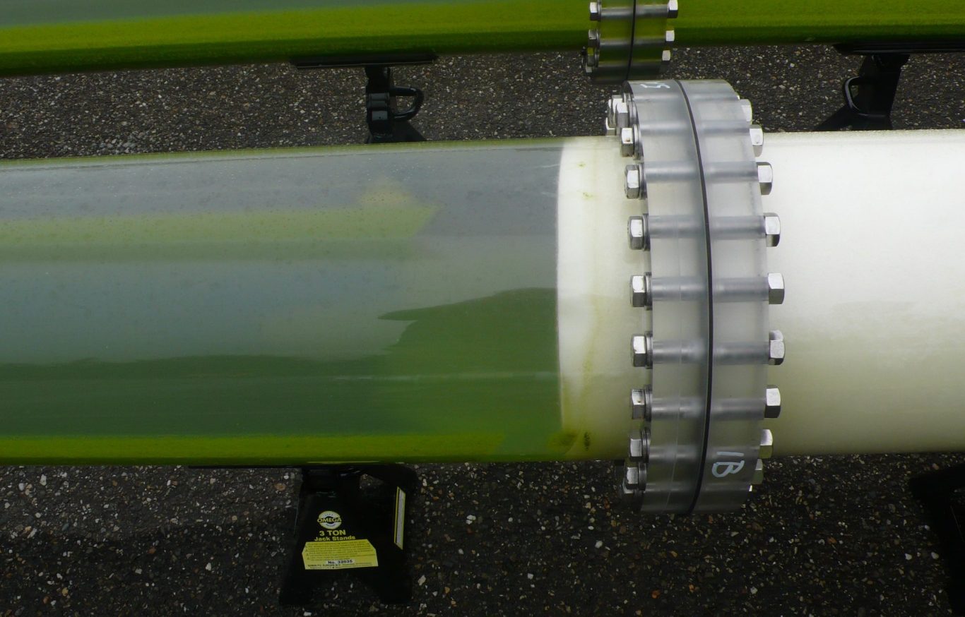 Anguilla Tube – water-driven sponge cleans walls automatically, no labour Water-driven cleaning sponge inside transparent tube – scrubbing biofilm, pushed by flow, with automatic docking station
